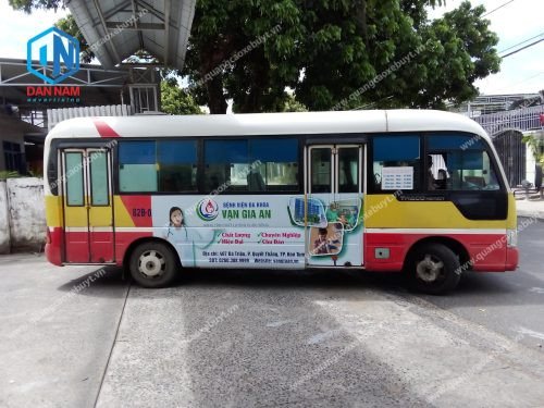 Hình ảnh minh họa một chiếc xe khách lớn đang di chuyển trên đường quốc lộ rộng rãi