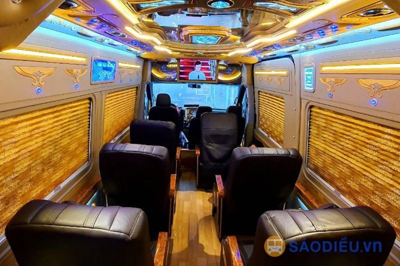 Hình ảnh minh họa một chiếc xe Limousine đang di chuyển trên đường cao tốc với tốc độ cao