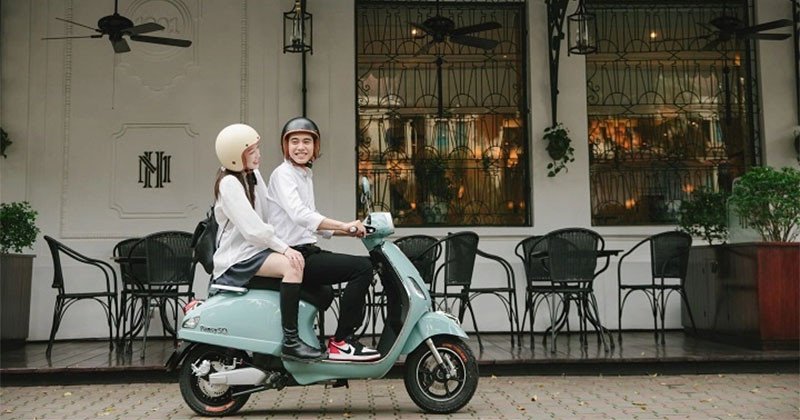 Hình ảnh minh họa một chiếc xe máy 50cc cũ đang được kiểm tra kỹ lưỡng tại một cửa hàng