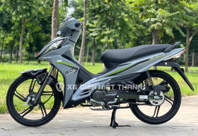 Hình ảnh minh họa một chiếc xe máy 50cc màu xám xi măng đang đỗ trên đường phố