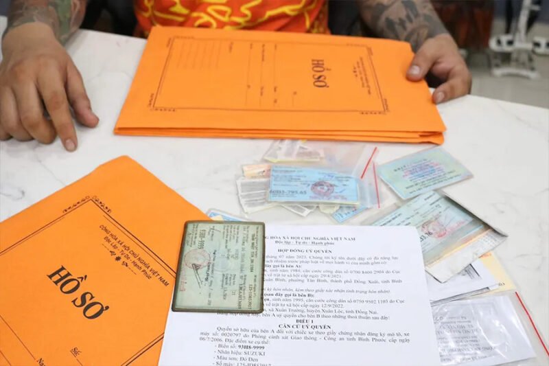 Hình ảnh minh họa một chiếc xe máy đang được giao dịch tại cửa hàng