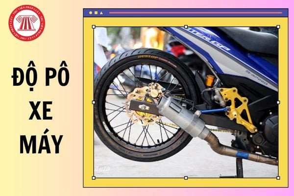 Hình ảnh minh họa một chiếc xe máy đang được kiểm tra bộ phận pô