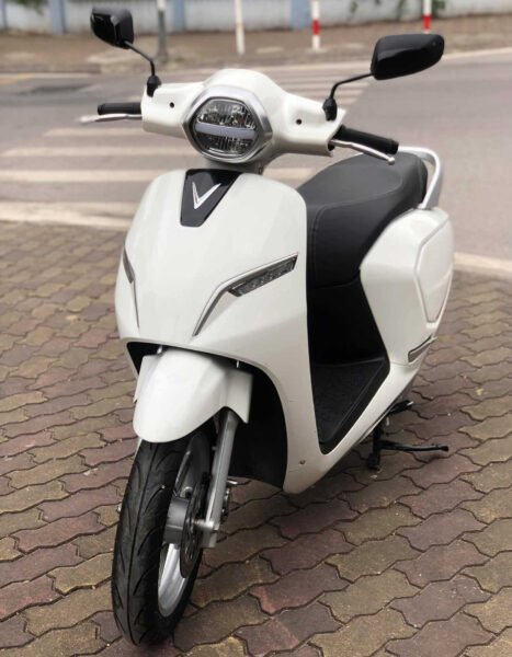 Hình ảnh minh họa một chiếc xe máy điện VinFast đã qua sử dụng tại một cửa hàng bán xe cũ