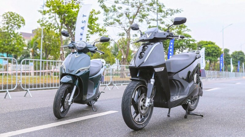 Hình ảnh minh họa một chiếc xe máy điện VinFast đang di chuyển trên đường phố