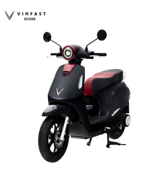 Hình ảnh minh họa một chiếc xe máy điện VinFast đang sạc, đại diện cho quá trình chuyển đổi sang phương tiện xanh