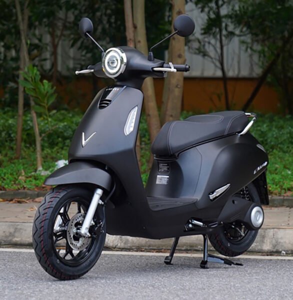 Hình ảnh minh họa một chiếc xe máy điện VinFast Evo 200 màu trắng đang đỗ trên đường phố