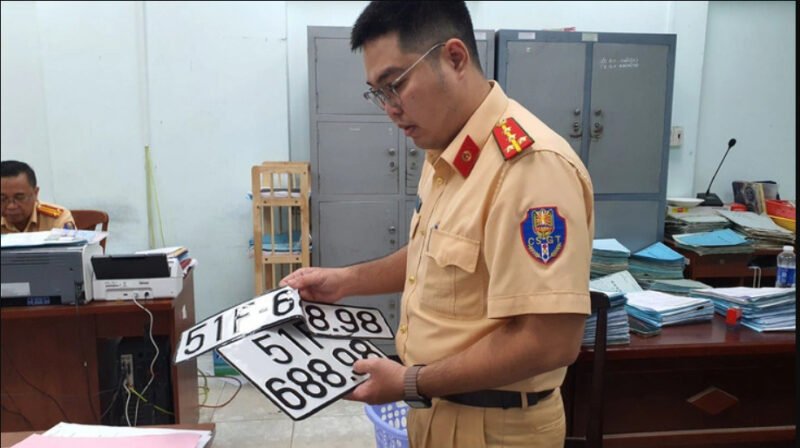 Hình ảnh minh họa một chiếc xe máy được chụp ở góc 45 độ, thể hiện rõ phần đầu xe và thân xe