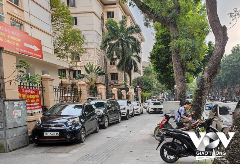 Hình ảnh minh họa một chiếc xe máy được đỗ gọn gàng trên vỉa hè nơi có quy định cho phép