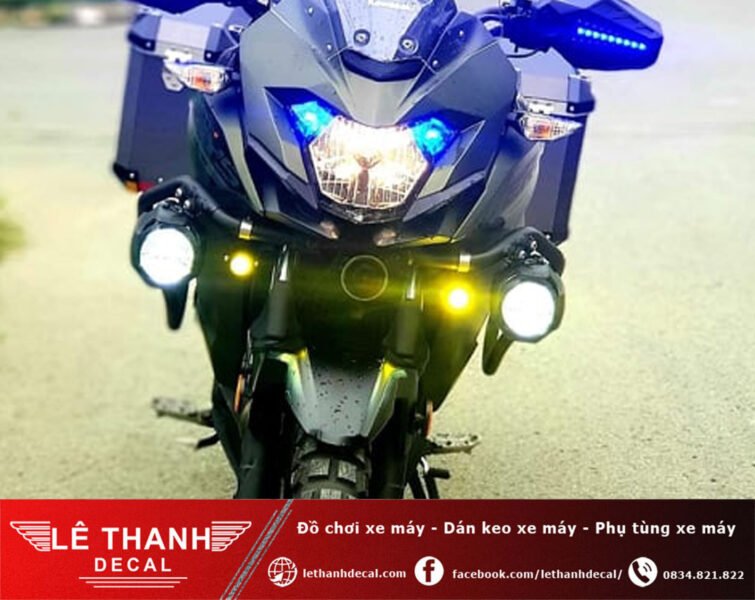 Hình ảnh minh họa một chiếc xe máy được trang bị đèn trợ sáng độ sáng cao