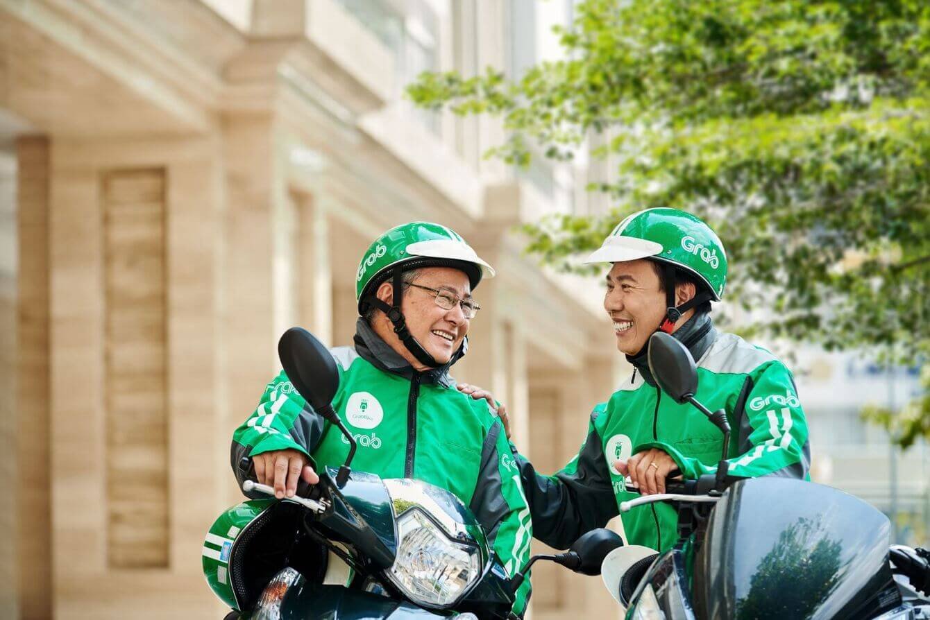 Hình ảnh minh họa một chiếc xe máy Grab đang chờ khách tại một địa điểm đông người ở Biên Hòa