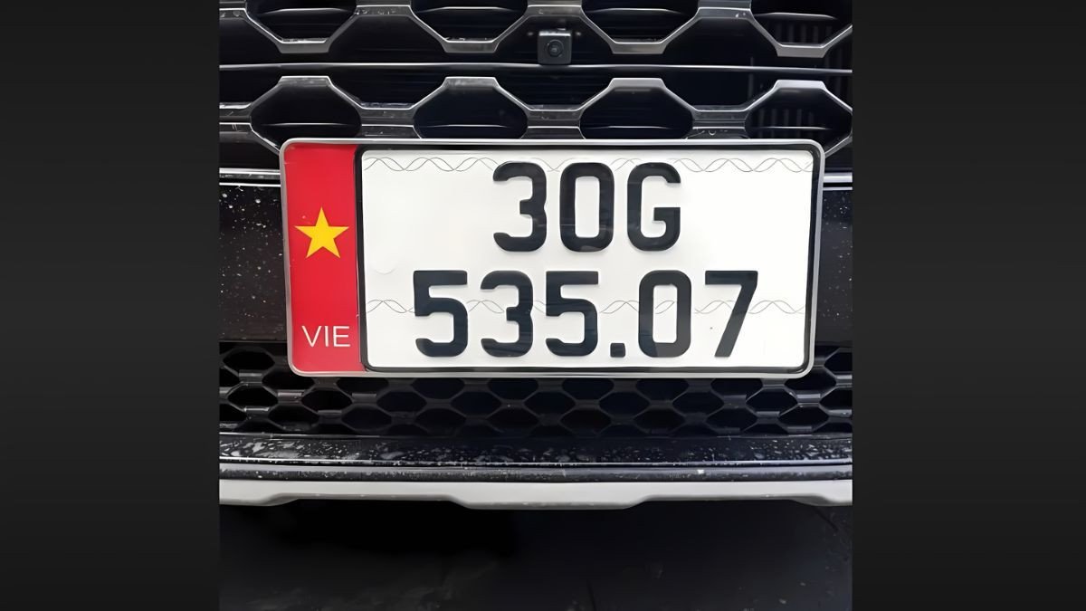 Hình ảnh minh họa một chiếc xe máy mang biển số có đầu số 30, thể hiện sự may mắn