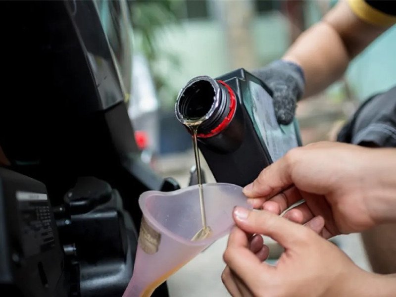 Hình ảnh minh họa một chiếc xe máy mới đang chạy trên đường với tốc độ vừa phải để rodai