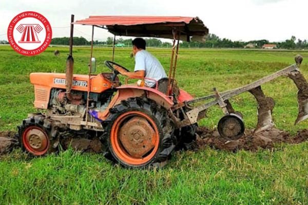 Hình ảnh minh họa một chiếc xe máy nông nghiệp đang di chuyển trên đường nhựa nông thôn