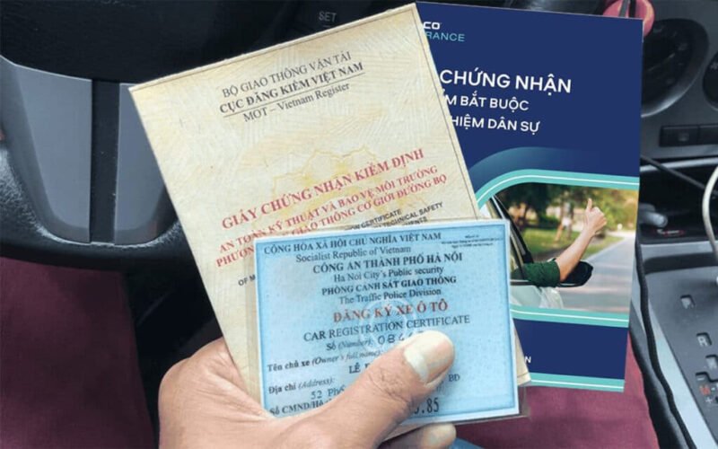 Hình ảnh minh họa một chiếc xe ô tô đang di chuyển trên đường phố Hà Nội