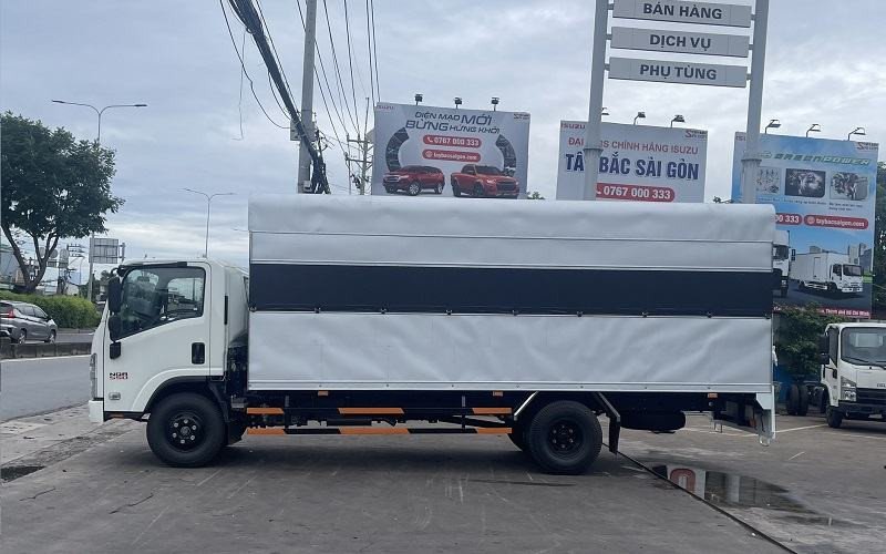 Hình ảnh minh họa một chiếc xe tải hạng nặng đang di chuyển trên đường