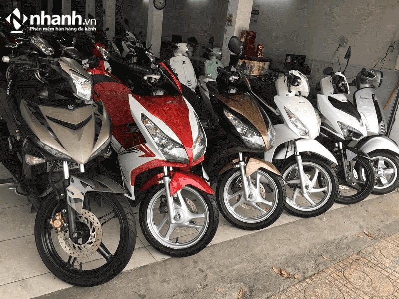 Hình ảnh minh họa một chủ cửa hàng xe máy cũ đang thảo luận kế hoạch kinh doanh