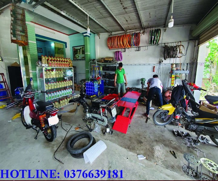 Hình ảnh minh họa một dịch vụ cứu hộ xe máy đang hỗ trợ người đi đường tại một con phố ở Cầu Giấy