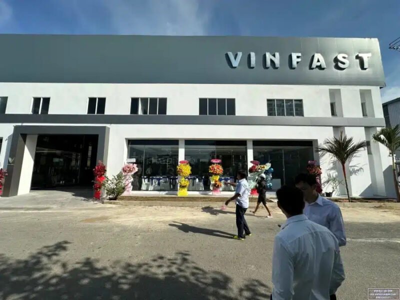 Hình ảnh minh họa một không gian showroom VinFast với nhiều mẫu xe trưng bày