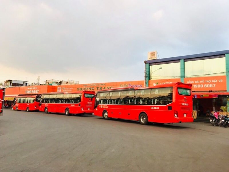 Hình ảnh minh họa một khu vực của bến xe miền Tây Phương Trang với các xe khách màu cam đặc trưng của hãng