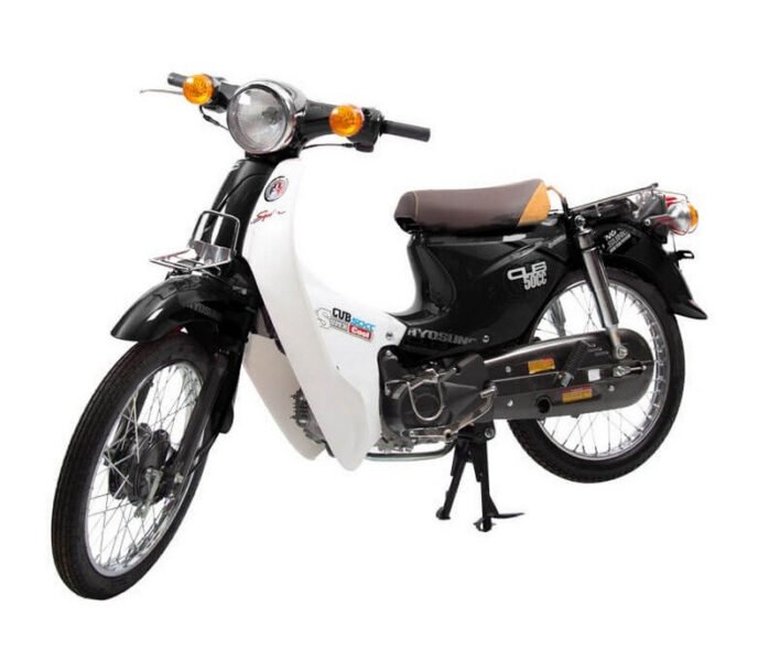 Hình ảnh minh họa một nam sinh đang lái chiếc xe máy cub 50cc cổ điển trên đường phố