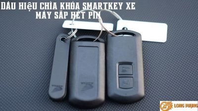 Hình ảnh minh họa một người đang gặp khó khăn khi cố gắng kích hoạt hệ thống smartkey do nguồn điện yếu