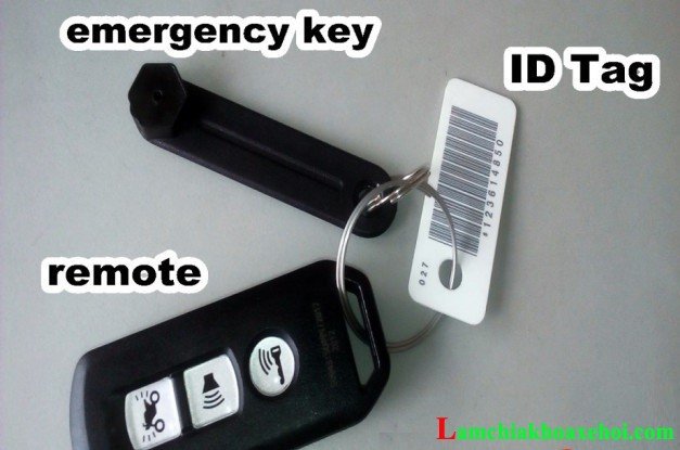 Hình ảnh minh họa một người đang kiểm tra remote chìa khóa smartkey xe máy