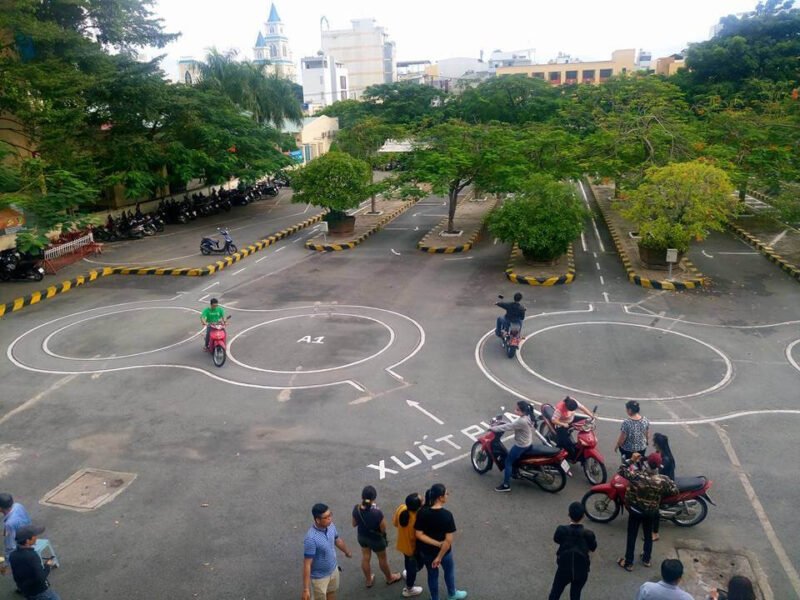 Hình ảnh minh họa một người đang thực hành lái xe máy trong bài thi sa hình