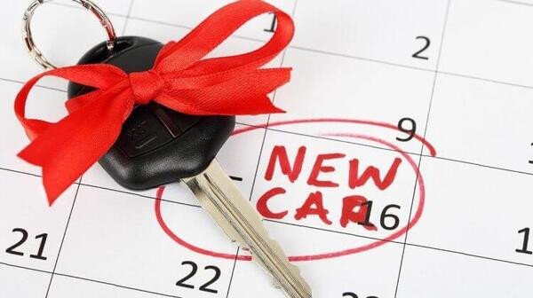 Hình ảnh minh họa một người đang xem lịch để chọn ngày tốt mua xe máy