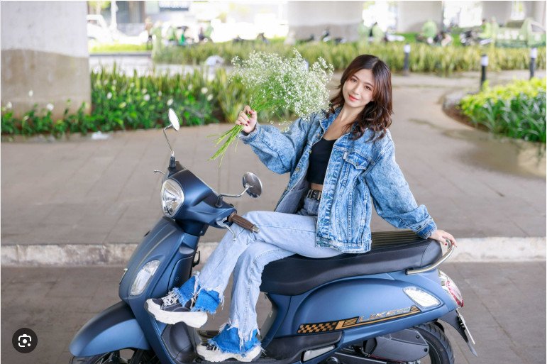 Hình ảnh minh họa một nữ sinh đang lái xe tay ga 50cc nhỏ gọn trên đường phố