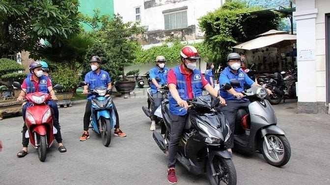 Hình ảnh minh họa một tài xế xe máy đang giao hàng trong khu vực đô thị TP.HCM