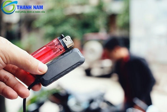 Hình ảnh minh họa một thiết bị định vị xe máy có kích thước rất nhỏ gọn