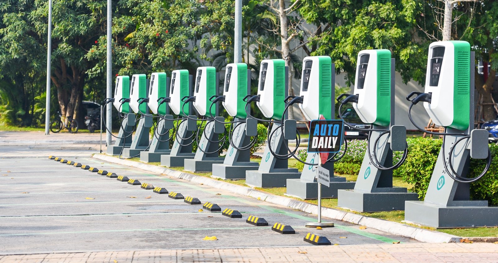 Hình ảnh minh họa một trạm sạc nhanh VinFast với nhiều trụ sạc khác nhau