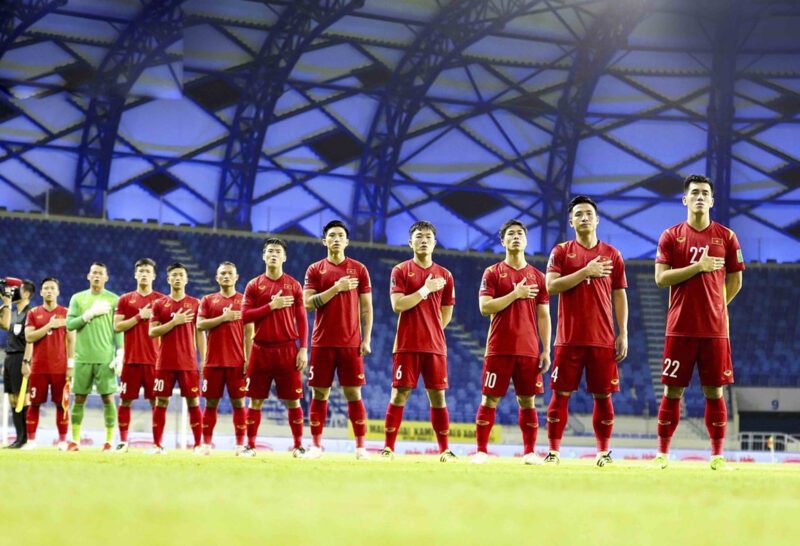 Hình ảnh minh họa một trận đấu bóng đá giữa các đội tuyển quốc gia trong vòng loại World Cup