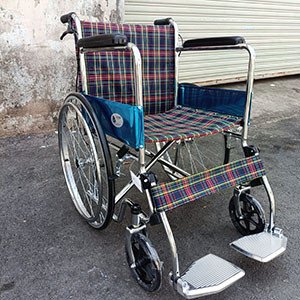 Hình ảnh minh họa người cao tuổi đang sử dụng xe lăn trong nhà