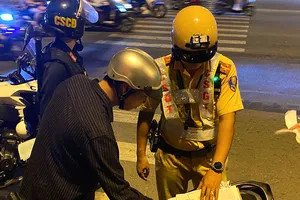 Hướng dẫn chi tiết thủ tục mua bằng lái xe A1 hợp lệ Hình ảnh minh họa người đang thực hành lái xe máy trên sa hình tiêu chuẩn