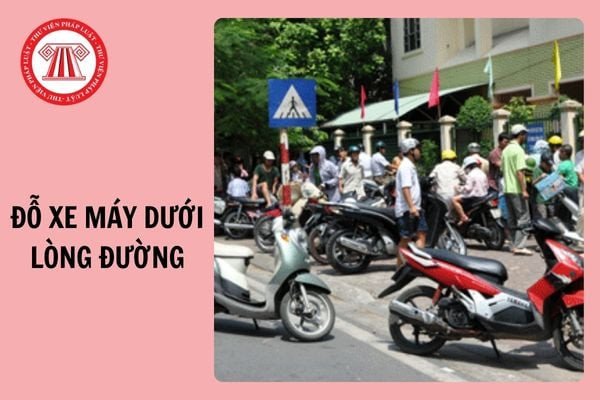 Hình ảnh minh họa người điều khiển xe máy đang dừng đỗ xe trên lòng đường gây cản trở giao thông.