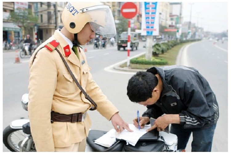 Hình ảnh minh họa người điều khiển xe máy sử dụng điện thoại gắn trên xe