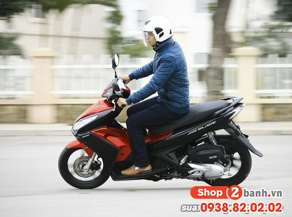 Hình ảnh minh họa người điều khiển xe máy trên một cung đường thoáng đãng, thể hiện tốc độ trung bình tối ưu