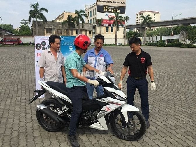 Hình ảnh minh họa người dùng đang lái thử xe máy cũ