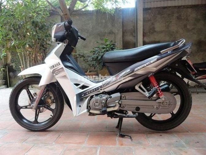 Hình ảnh minh họa người dùng đang xem xét một chiếc xe máy cũ có giá phải chăng