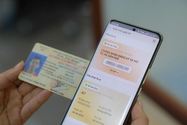 Hình ảnh minh họa người lái xe đang trao đổi thông tin với cán bộ giao thông