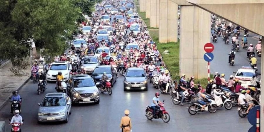 Hình ảnh minh họa người lái xe máy xuất trình giấy tờ hợp lệ