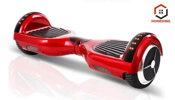 Hình ảnh minh họa người lớn đang sử dụng xe điện cân bằng dạo phố