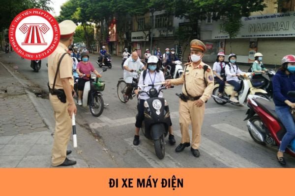 Hình ảnh minh họa người trẻ điều khiển xe điện trên đường phố