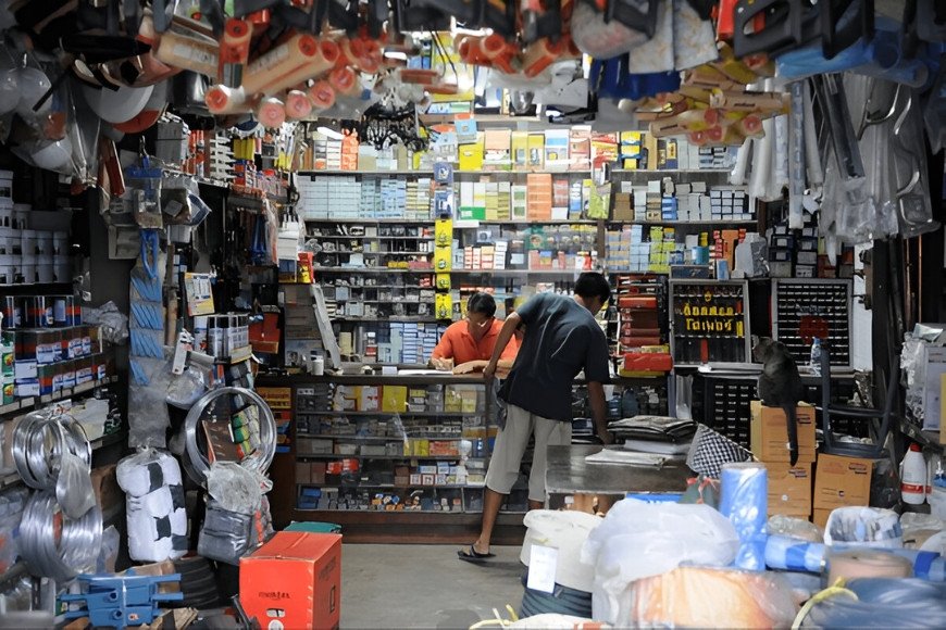 Hình ảnh minh họa nhân viên cửa hàng phụ tùng đang tư vấn cho khách hàng về các loại linh kiện xe máy