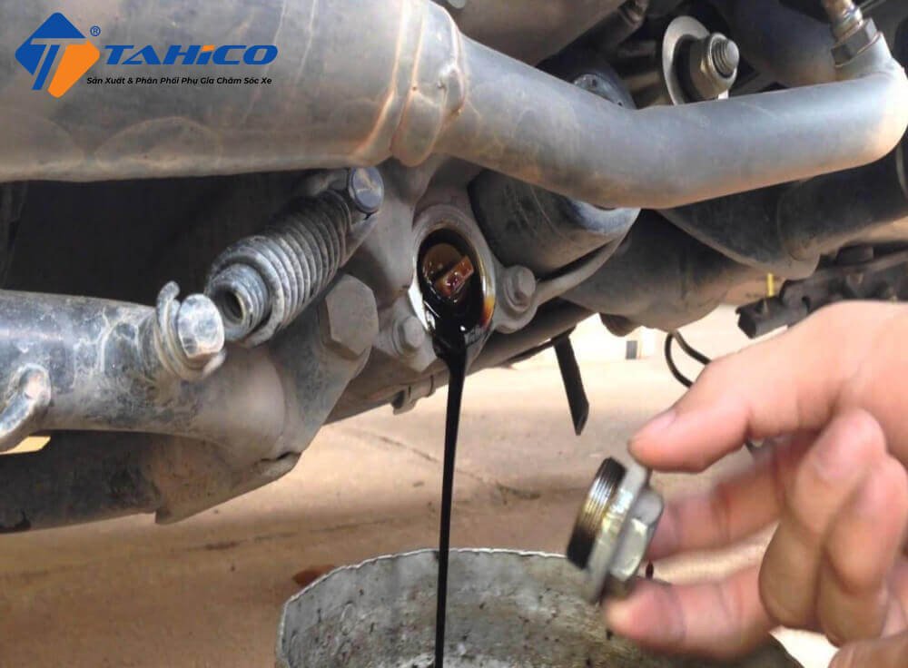 Hình ảnh minh họa những lưu ý khi thay nhớt xe tại nhà, nhấn mạnh vào các tiêu chuẩn dầu nhớt