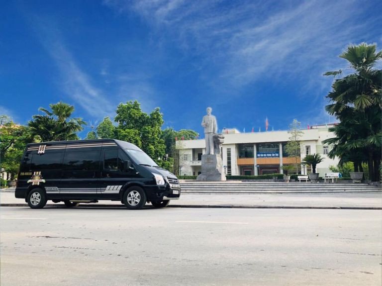 Hình ảnh minh họa nội thất sang trọng của một chiếc xe limousine trên tuyến Hà Nội Cao Bằng, tập trung vào ghế ngồi rộng rãi và tiện nghi