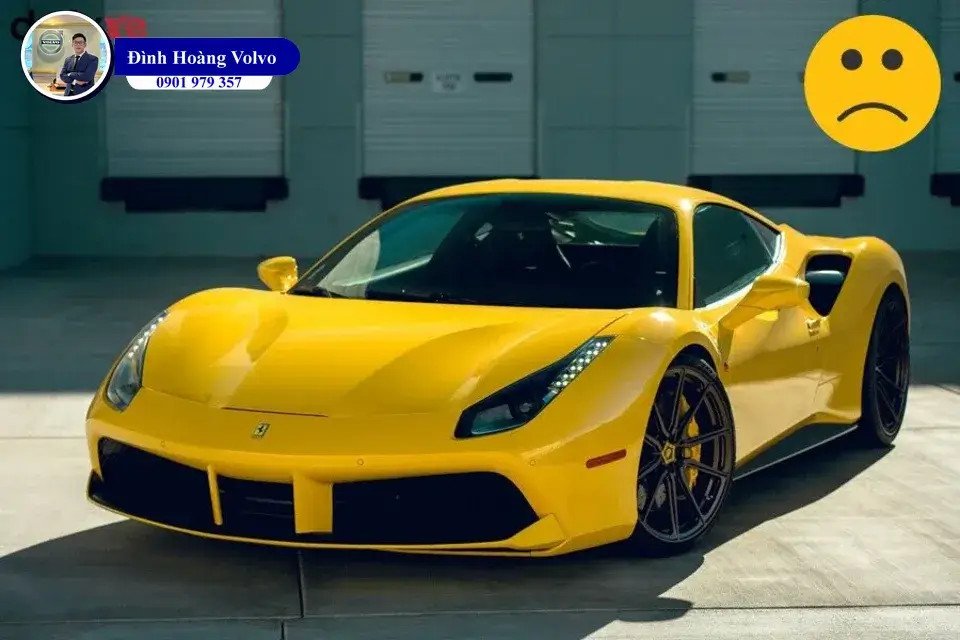 Hình ảnh minh họa nội thất xe với các tông màu sáng như vàng và nâu, phù hợp với mệnh Thổ