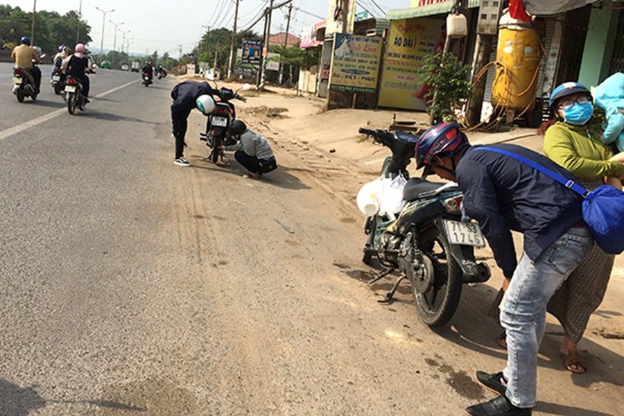 Hình ảnh minh họa quá trình đinh bị rút ra khỏi lốp đã được xử lý chống đinh