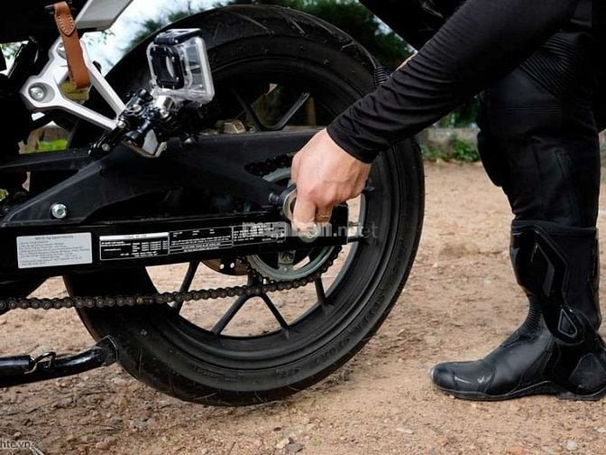 Hình ảnh minh họa quá trình kiểm tra động cơ xe máy cũ